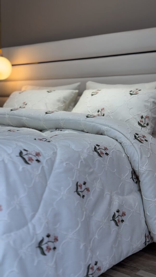 IMG_7027 Couvre-lit Piqué Haut de Gamme – Élégance Florale Brodée