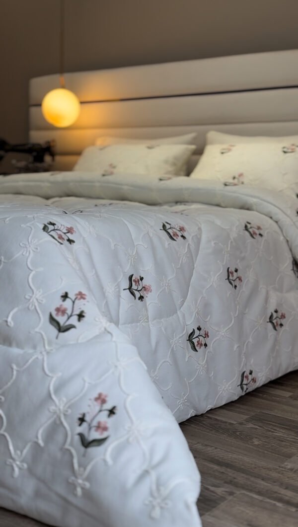 IMG_7028 Couvre-lit Piqué Haut de Gamme – Élégance Florale Brodée