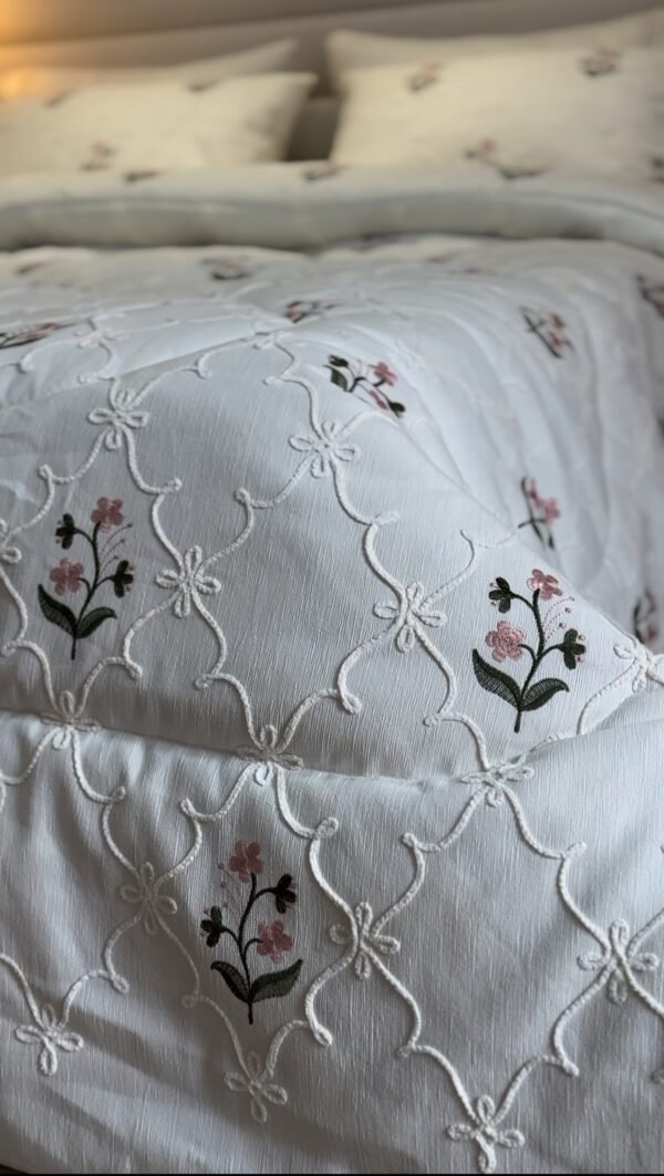 IMG_7029 Couvre-lit Piqué Haut de Gamme – Élégance Florale Brodée