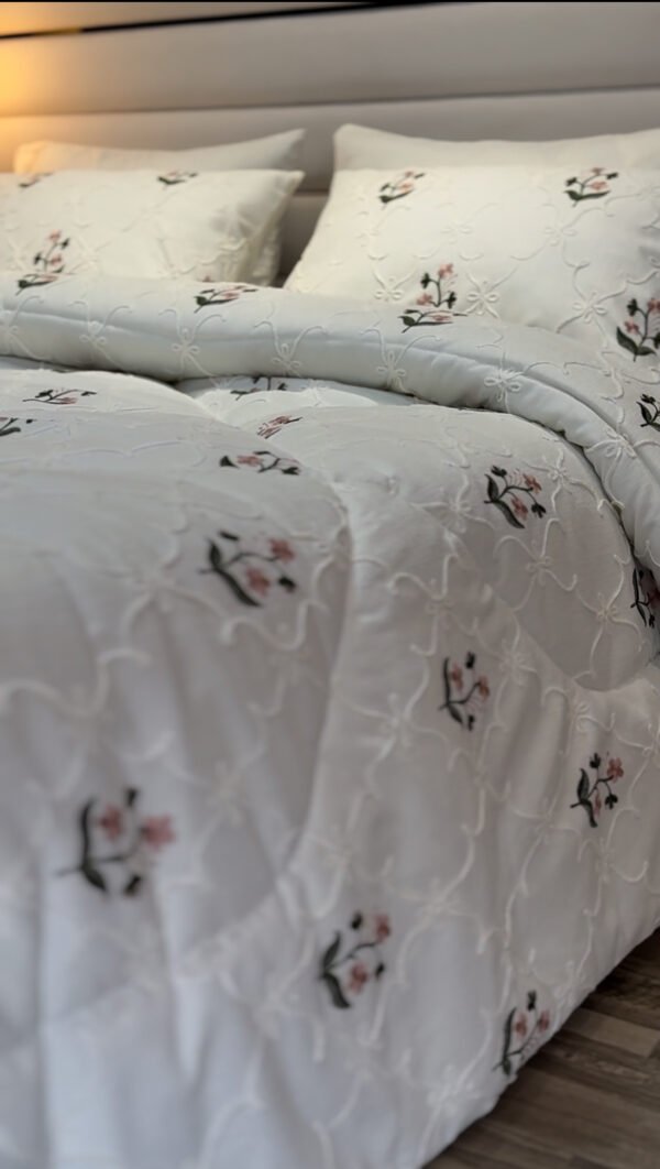 IMG_7030 Couvre-lit Piqué Haut de Gamme – Élégance Florale Brodée