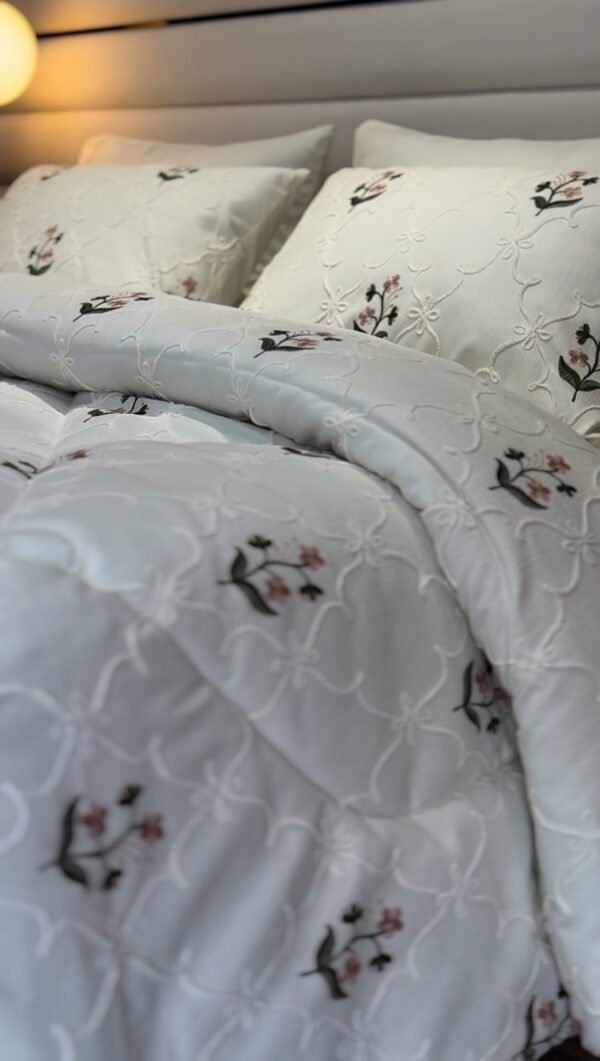 IMG_7031 Couvre-lit Piqué Haut de Gamme – Élégance Florale Brodée