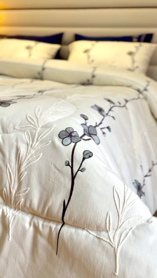 IMG_7068 Couvre-lit Piqué Haut de Gamme – Élégance Florale Bleu Nuit