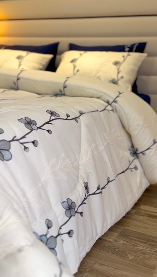 IMG_7069 Couvre-lit Piqué Haut de Gamme – Élégance Florale Bleu Nuit