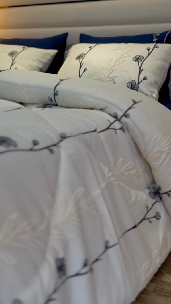 IMG_7070 Couvre-lit Piqué Haut de Gamme – Élégance Florale Bleu Nuit