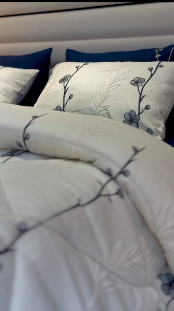 IMG_7071 Couvre-lit Piqué Haut de Gamme – Élégance Florale Bleu Nuit