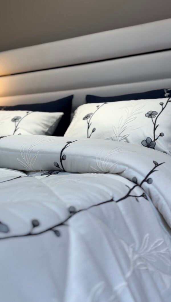 IMG_7073 Couvre-lit Piqué Haut de Gamme – Élégance Florale Bleu Nuit