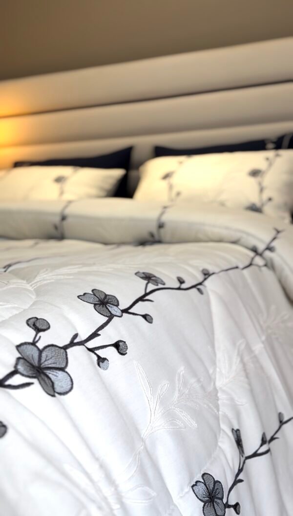 IMG_7074 Couvre-lit Piqué Haut de Gamme – Élégance Florale Bleu Nuit