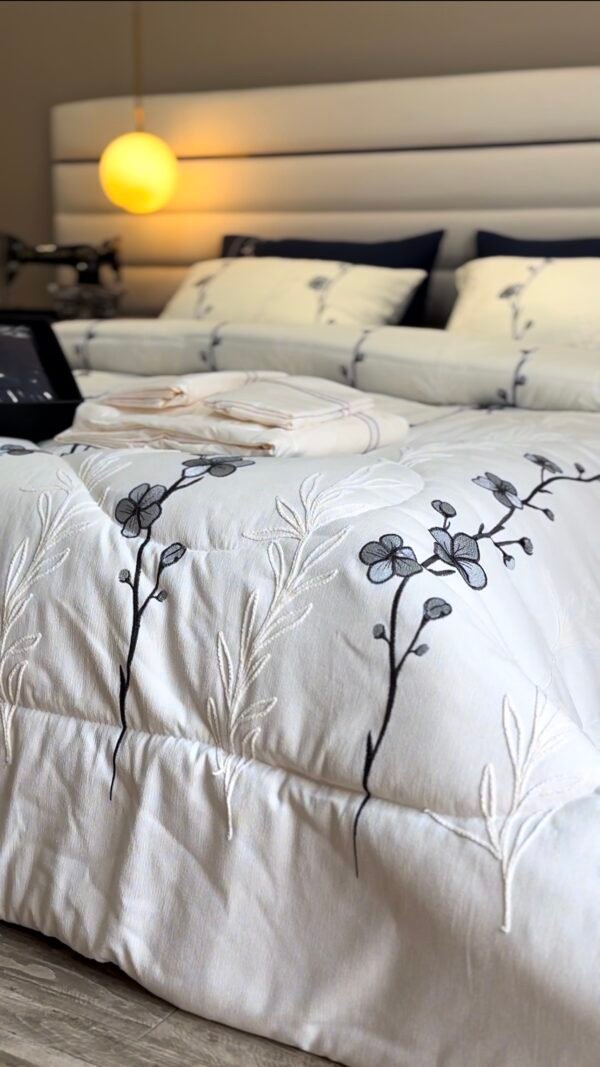 IMG_7077 Couvre-lit Piqué Haut de Gamme – Élégance Florale Bleu Nuit