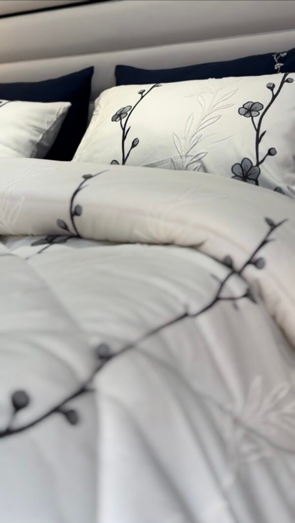 IMG_7078 Couvre-lit Piqué Haut de Gamme – Élégance Florale Bleu Nuit