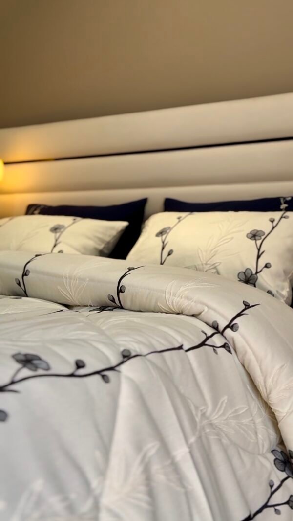 IMG_7079 Couvre-lit Piqué Haut de Gamme – Élégance Florale Bleu Nuit