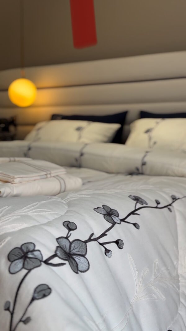 IMG_7080 Couvre-lit Piqué Haut de Gamme – Élégance Florale Bleu Nuit