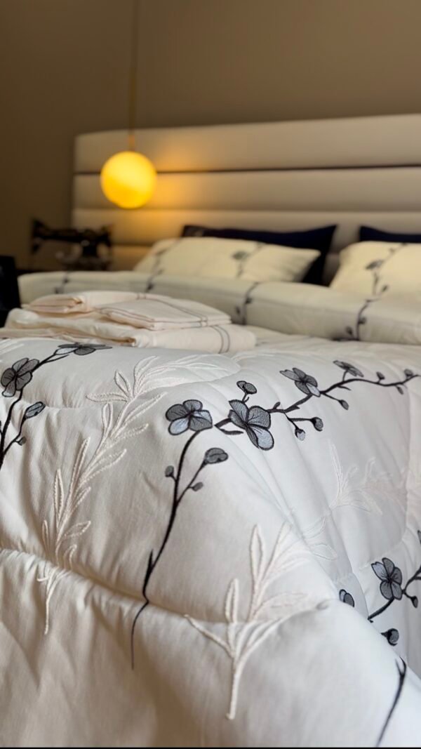 IMG_7081 Couvre-lit Piqué Haut de Gamme – Élégance Florale Bleu Nuit