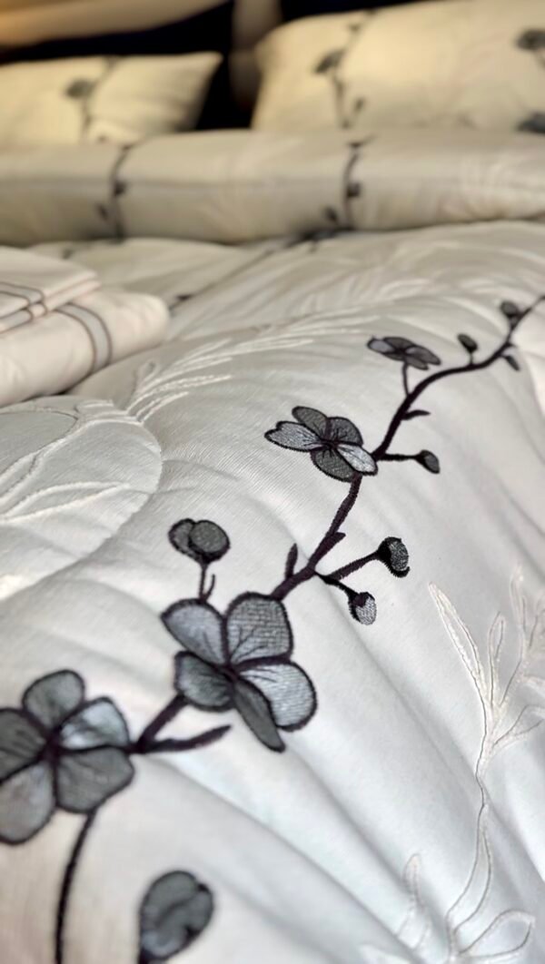 IMG_7082 Couvre-lit Piqué Haut de Gamme – Élégance Florale Bleu Nuit