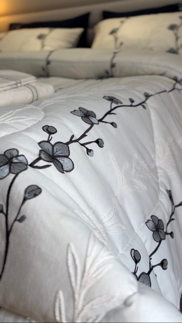 IMG_7083 Couvre-lit Piqué Haut de Gamme – Élégance Florale Bleu Nuit