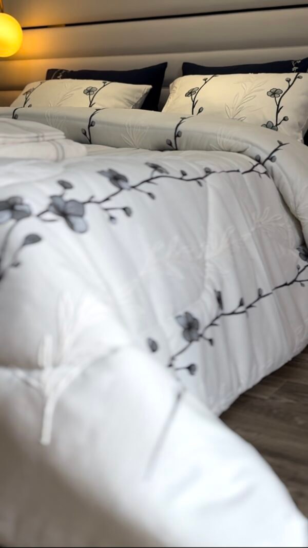 IMG_7084 Couvre-lit Piqué Haut de Gamme – Élégance Florale Bleu Nuit