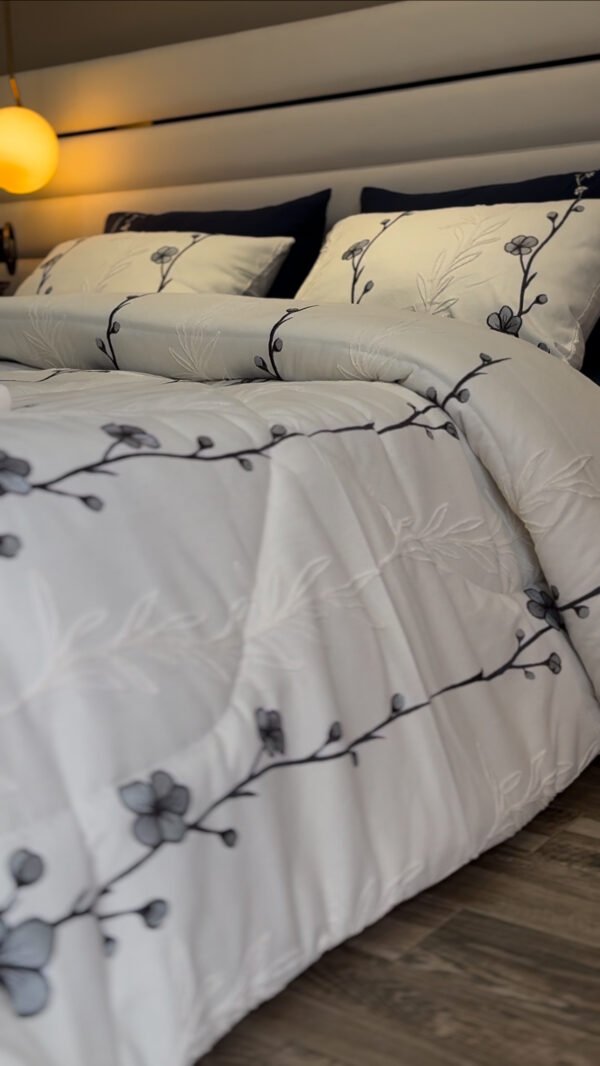 IMG_7085 Couvre-lit Piqué Haut de Gamme – Élégance Florale Bleu Nuit