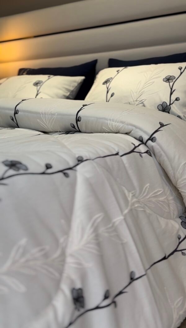 IMG_7086 Couvre-lit Piqué Haut de Gamme – Élégance Florale Bleu Nuit