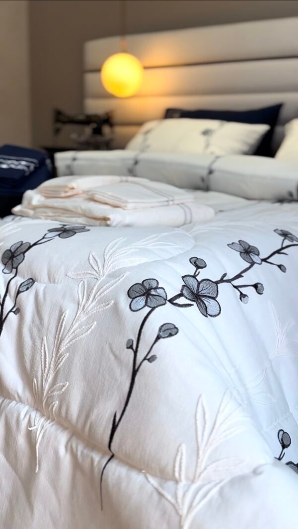 IMG_7088 Couvre-lit Piqué Haut de Gamme – Élégance Florale Bleu Nuit