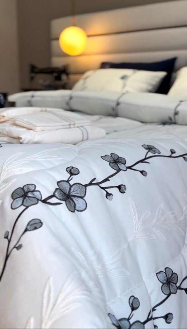 IMG_7089 Couvre-lit Piqué Haut de Gamme – Élégance Florale Bleu Nuit