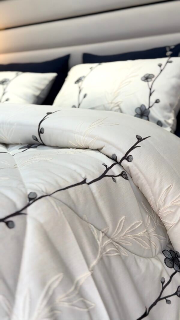 IMG_7090 Couvre-lit Piqué Haut de Gamme – Élégance Florale Bleu Nuit