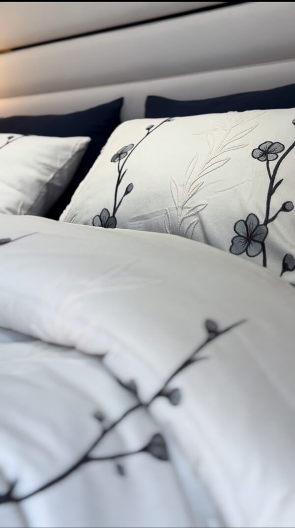 IMG_7091 Couvre-lit Piqué Haut de Gamme – Élégance Florale Bleu Nuit