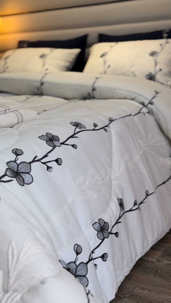 IMG_7092 Couvre-lit Piqué Haut de Gamme – Élégance Florale Bleu Nuit