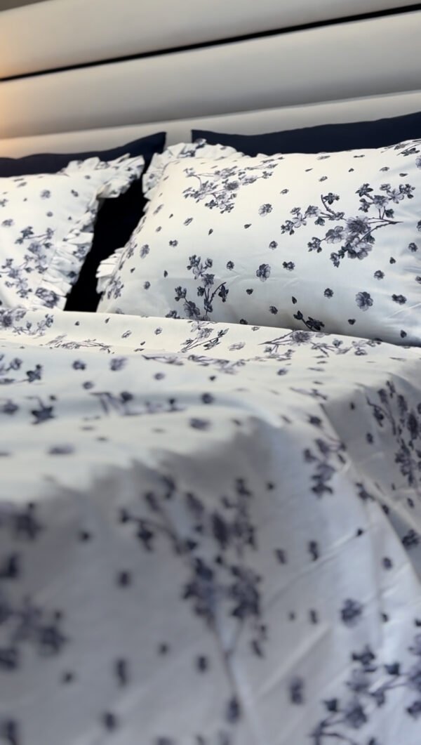 IMG_7573 Parure De Lit Taies à Volant – Douceur Florale Bleu