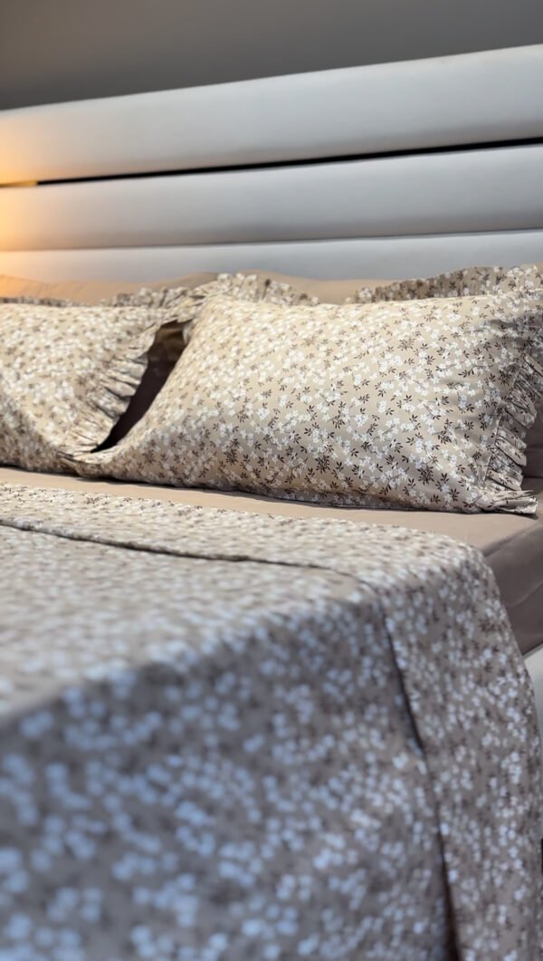 Parure De Lit Taies à Volant – Élégance Florale Beige