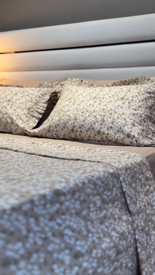 Parure De Lit Taies à Volant – Élégance Florale Beige