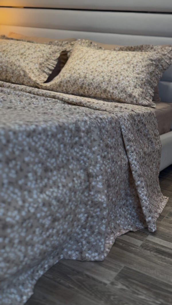 Parure De Lit Taies à Volant – Élégance Florale Beige