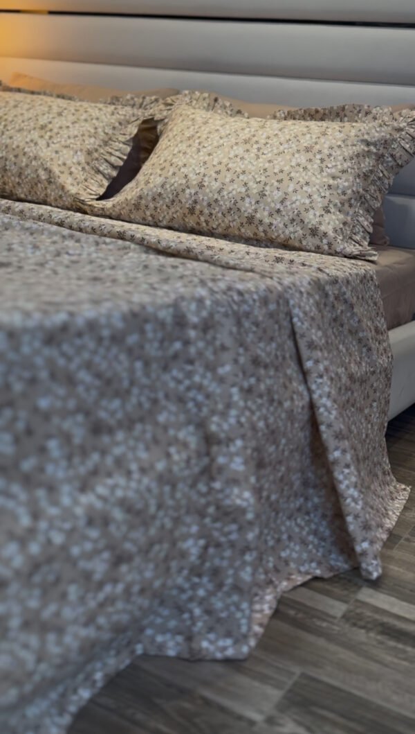 Parure De Lit Taies à Volant – Élégance Florale Beige