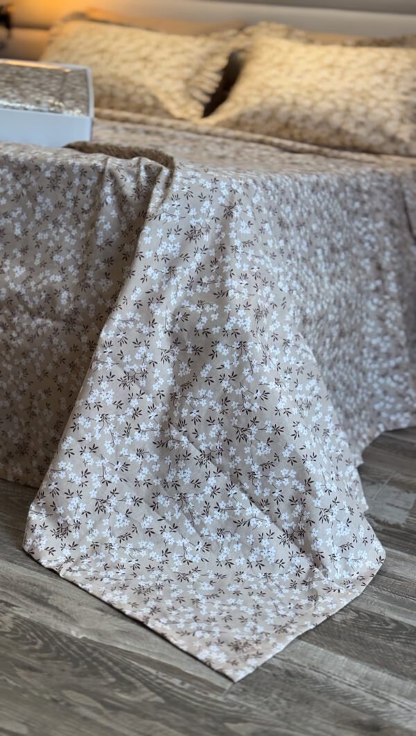 Parure De Lit Taies à Volant – Élégance Florale Beige