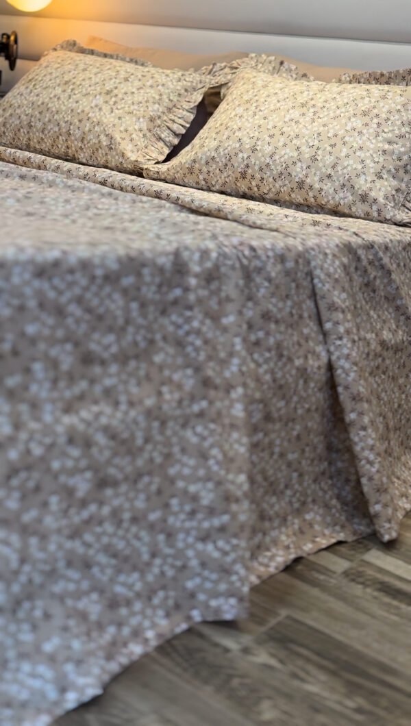 Parure De Lit Taies à Volant – Élégance Florale Beige