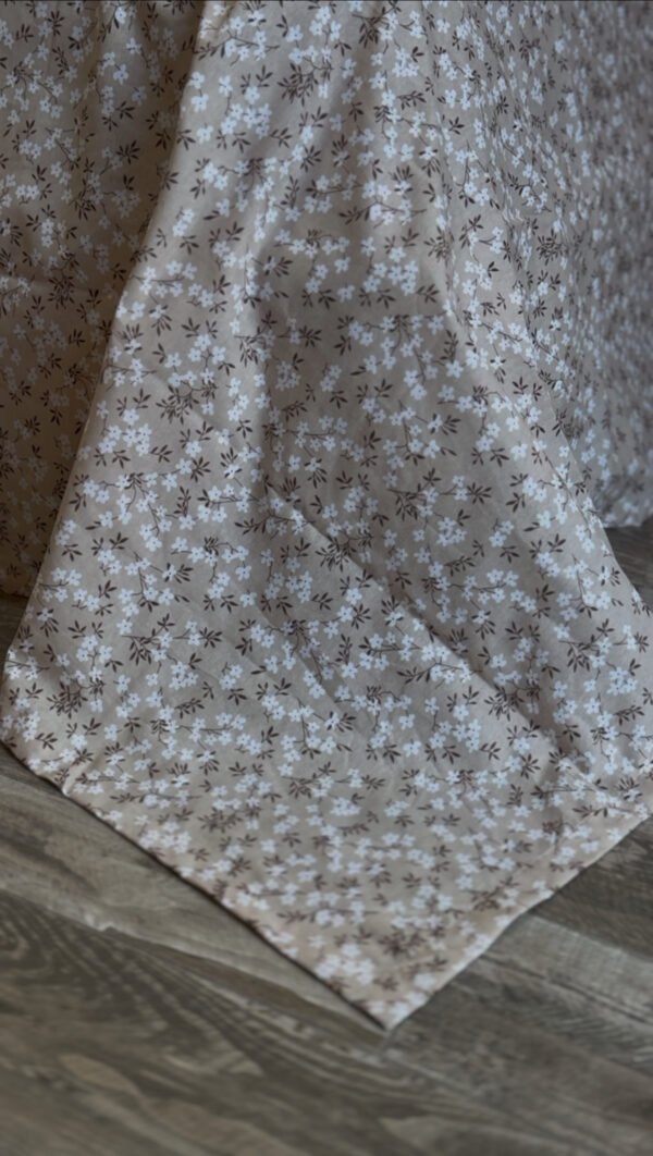 Parure De Lit Taies à Volant – Élégance Florale Beige