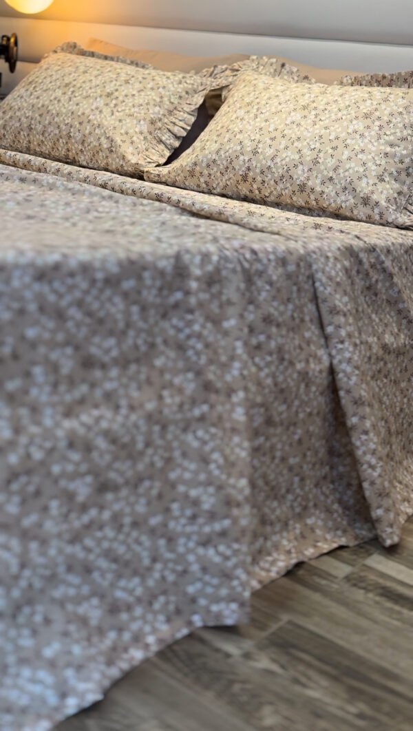 Parure De Lit Taies à Volant – Élégance Florale Beige