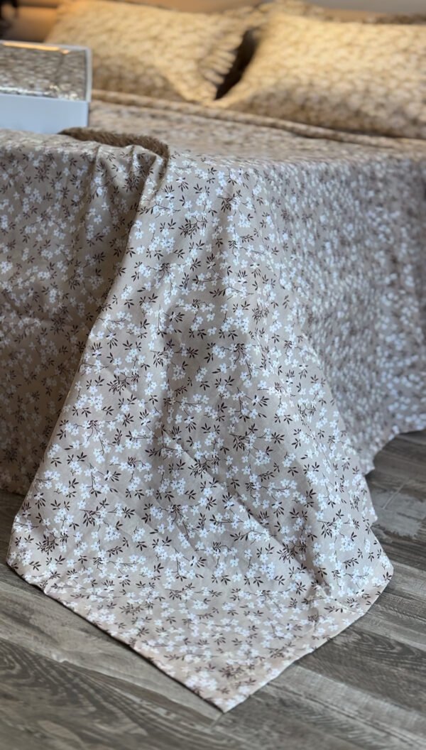 Parure De Lit Taies à Volant – Élégance Florale Beige