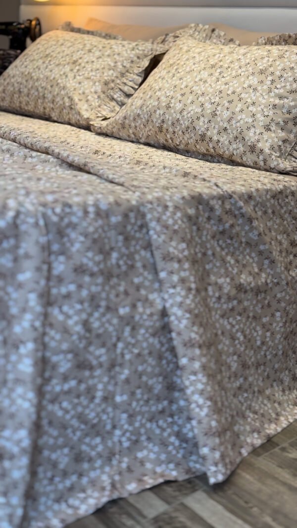 Parure De Lit Taies à Volant – Élégance Florale Beige