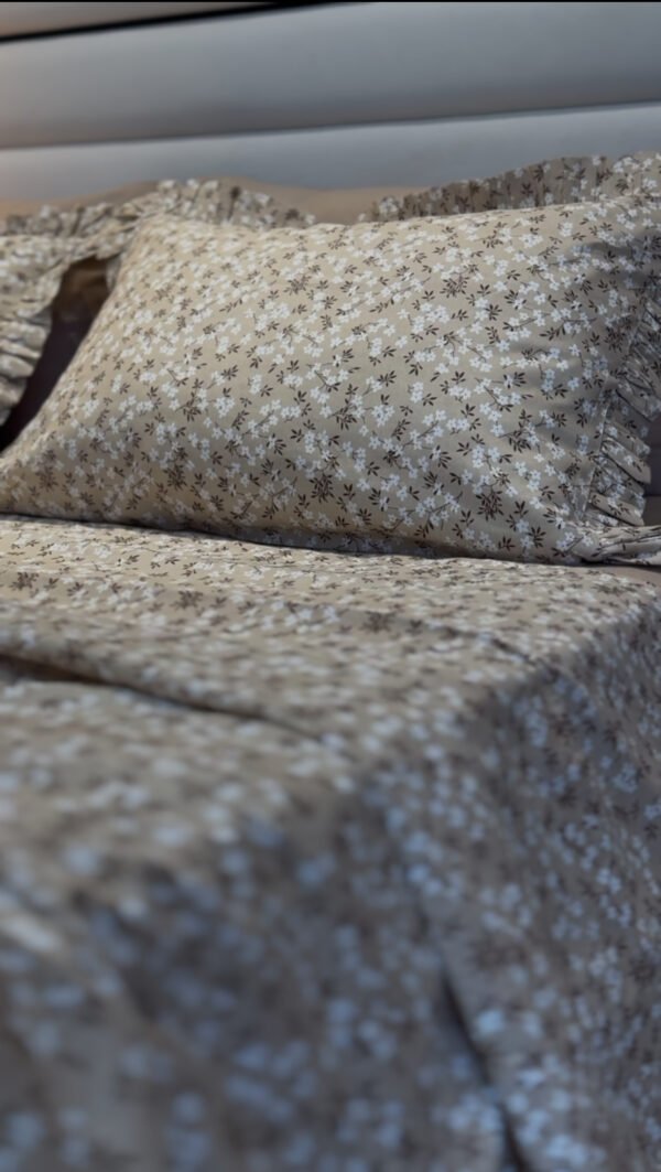 Parure De Lit Taies à Volant – Élégance Florale Beige