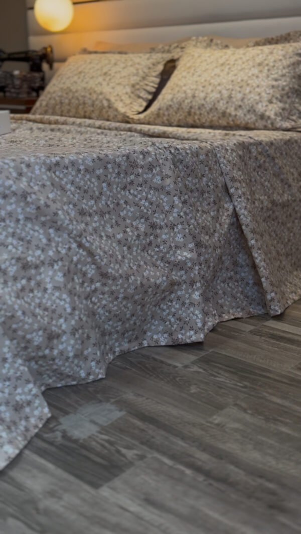 Parure De Lit Taies à Volant – Élégance Florale Beige