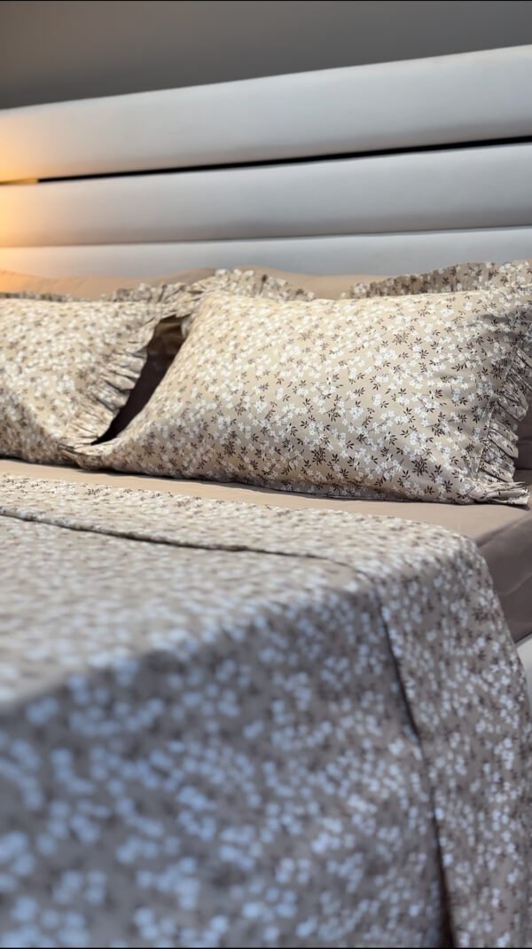 Parure De Lit Taies à Volant – Élégance Florale Beige