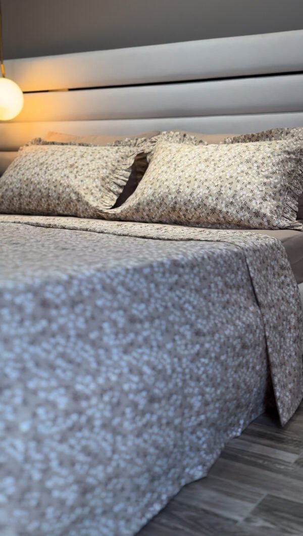 Parure De Lit Taies à Volant – Élégance Florale Beige