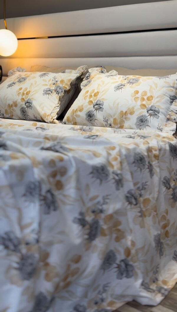 Parure De Lit Taies à Volant – Harmonie Florale Neutre