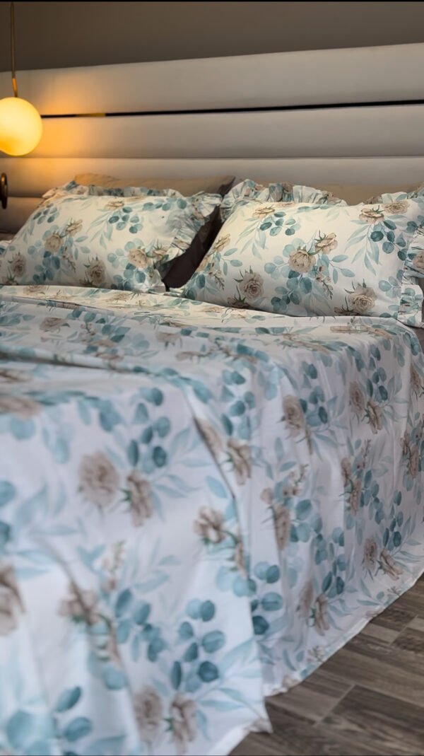 IMG_7742 Parure De Lit Taies à Volant – Fleurs Bleu Poudré & Beige