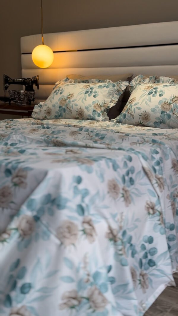 IMG_7743 Parure De Lit Taies à Volant – Fleurs Bleu Poudré & Beige