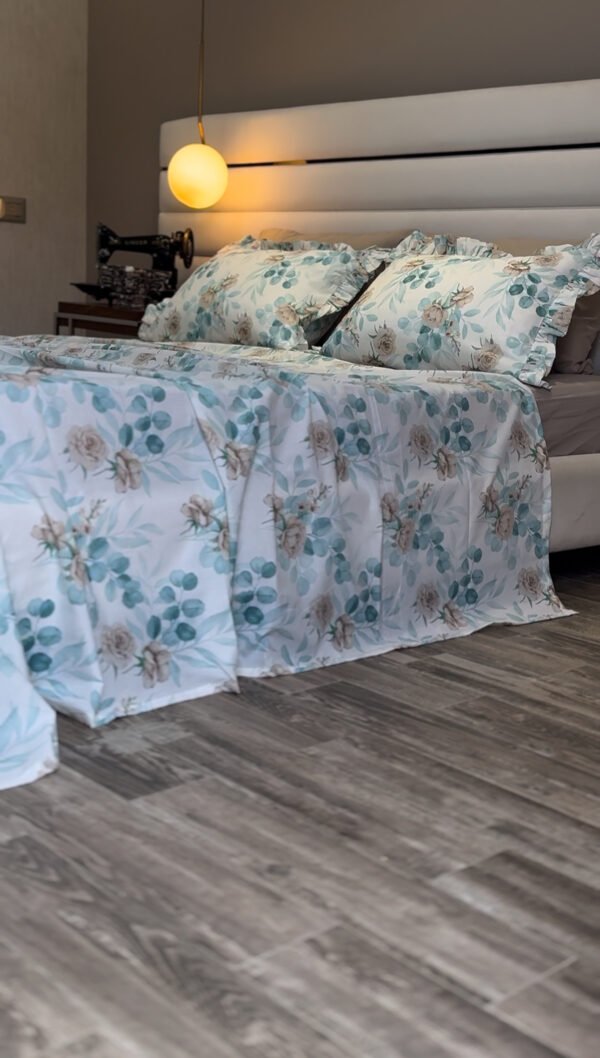 IMG_7745 Parure De Lit Taies à Volant – Fleurs Bleu Poudré & Beige