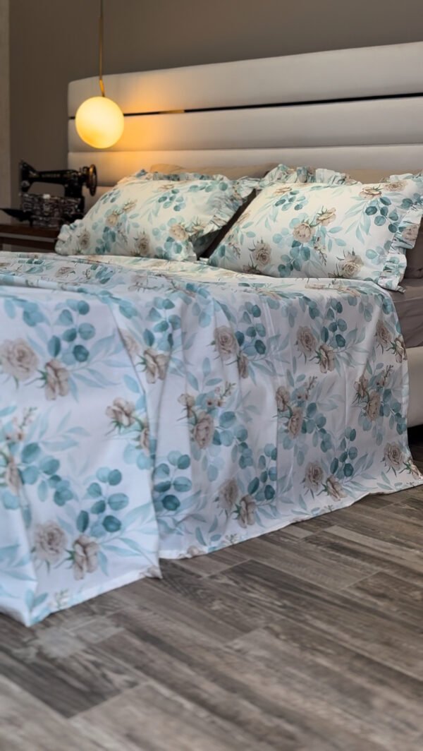 IMG_7746 Parure De Lit Taies à Volant – Fleurs Bleu Poudré & Beige