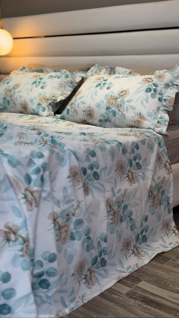 IMG_7748 Parure De Lit Taies à Volant – Fleurs Bleu Poudré & Beige