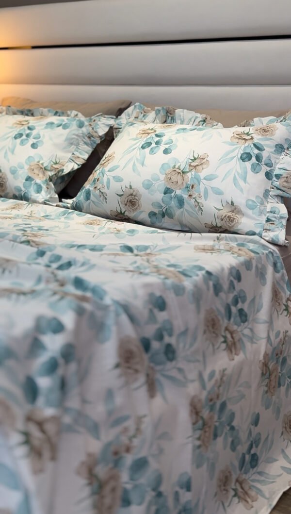 IMG_7749 Parure De Lit Taies à Volant – Fleurs Bleu Poudré & Beige