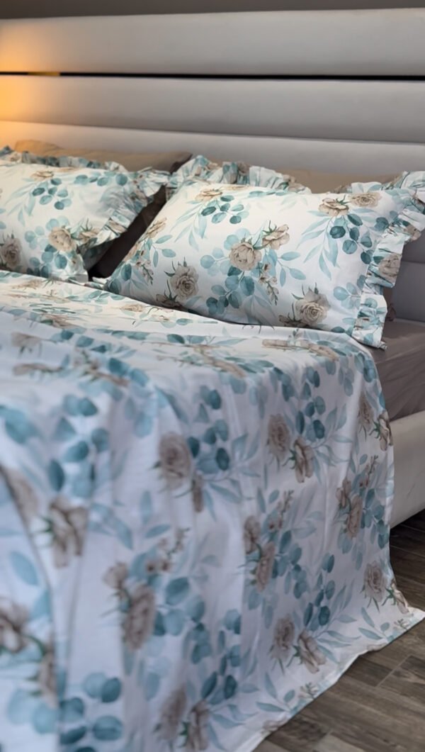 IMG_7750 Parure De Lit Taies à Volant – Fleurs Bleu Poudré & Beige