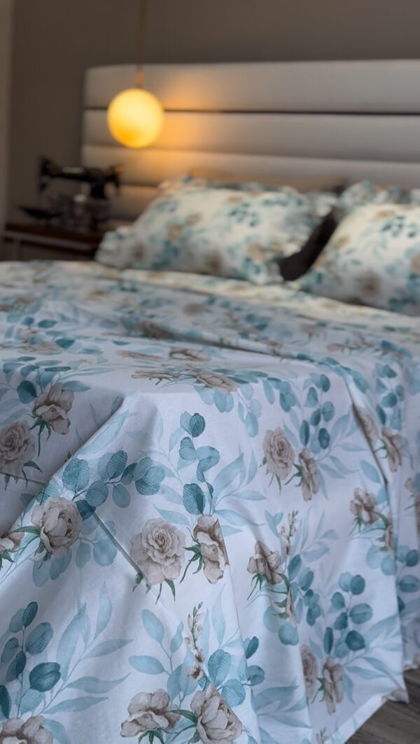 IMG_7752 Parure De Lit Taies à Volant – Fleurs Bleu Poudré & Beige